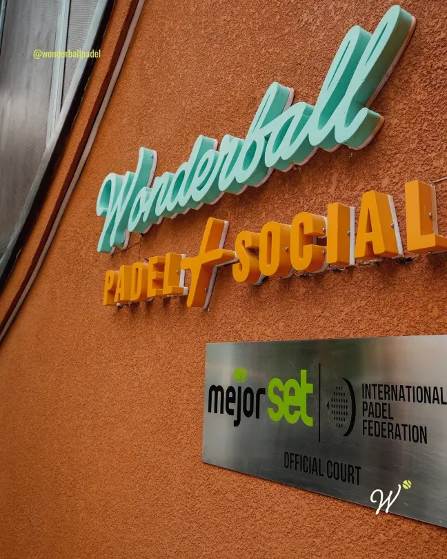 Mejorset official court plaque beside the Wonderball sign
